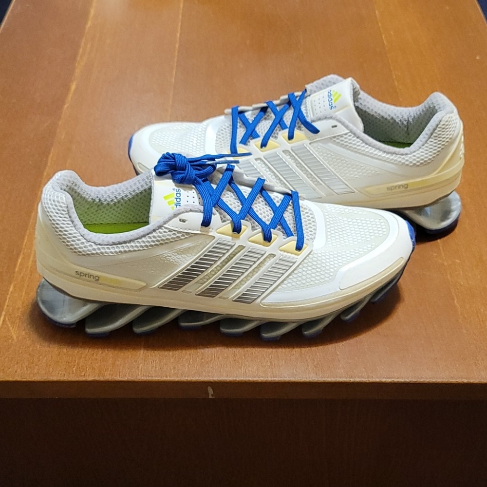 Mens adidas shoe ( yellowed )